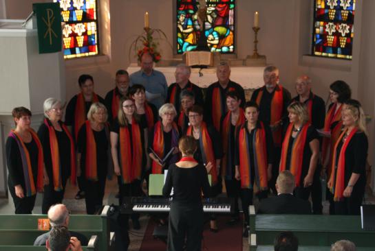 20. Jubiläum  Mit 2 Chorleitern, Eva vorn am Keybord, Christian hinten in blau